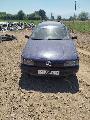 купить бу бокс на крышу автомобиля: Автомобиль Volkswagen Passat в кузове универсал, окрашенный в