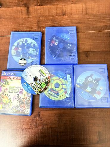 Набор игровых дисков для PlayStation 4. В комплекте: - Grand Theft