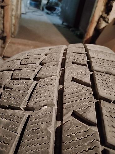 e klass: Комплект зимних шин Dunlop — 4 штуки. На фото видны нешипованные — 2