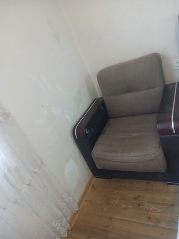 Divan və kreslo dəstləri: Divan bir ədəd kreslo iki ədəd işlənmiş uzlərində biraz yırtıglar var -da lalafo.az — 10 Divan və kreslo dəstləri: Divan bir ədəd kreslo iki ədəd işlənmiş uzlərində biraz yırtıglar var — 10