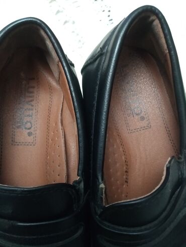 Uşaq ayaqqabıları: Makasinlər qara rəngdə .Hər biri 9man.32,31və27 razmerlər — 6