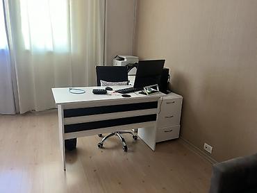 Ofis mebeli: Elektronikadan basqa geri qalanlar satışda toplu şəkildə/ alan adam — 2