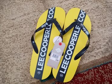 серые спортивные штаны: Желтые сланцы Lee Cooper с черными ремешками, предназначенные для