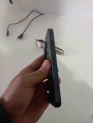 iphone s16: Qara, Qırıq — 3