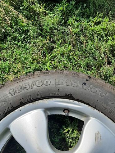 Gume i felne: 4 komada alu felne r15, sa 2 skoro nove i 2 polovne zimske gume. Na — 5