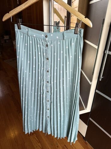 Ətəklər: Qadın geyimləri dəsti 1) Qara-ağ çiçək naxışlı ətək - Rəng: krem fon — 3