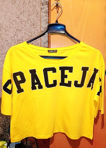 Köynək və bluzalar: S ölçü.Cox az geyinilib.demek olar tezedir.on manata qədər mal — 1