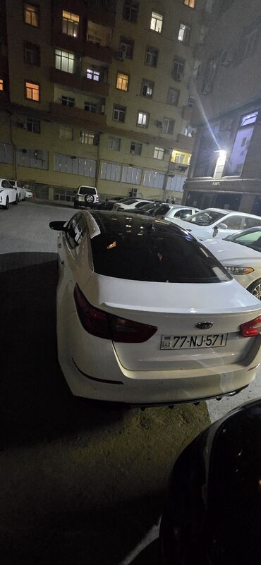 Kia: Kia Optima – ağ rəngli sedan Xarici: - Ağ kuzov, qara panoramik dam - — 2