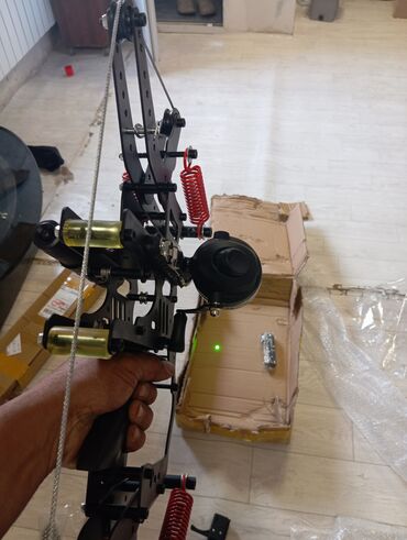 Луки и рогатки для охоты: Компактный арбалет с металлическим корпусом черного цвета. Оснащен — 9