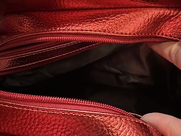 marc jacobs: Женская сумка в насыщенном красном цвете с декоративной передней — 5