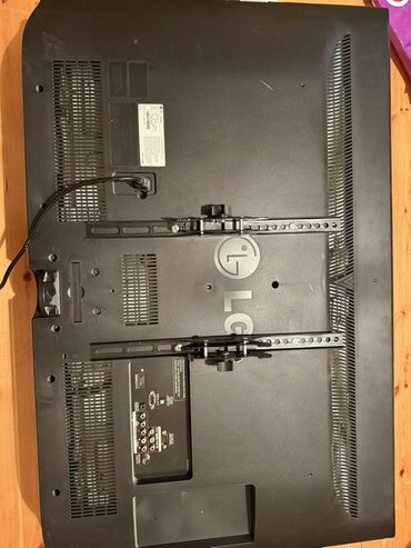 Televizorlar: LG televizor – 42 düym (təxmini). Ön paneldə LG loqosu, arxa hissədə