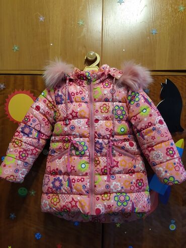 детские зимние куртки с капюшоном: Продаю куртку зимнюю на девочку 5- 6 лет. Ростовка 92 см. Всё целое