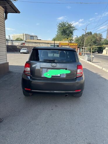 corolla runx: Автомобиль Scion xB серого цвета. Компактный хэтчбек с задними