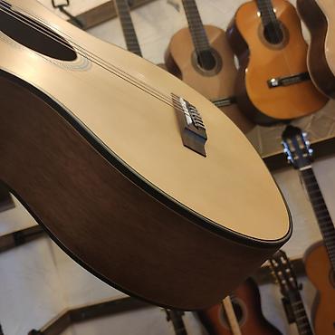 valencia gitara: Klassik gitara Valencia VA434 Simlərin sayı: 6 Üst:Sitka Spruce Qol — 4