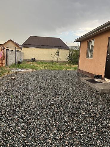 Продажа коттеджей и домов: Продается дом с участком 2 комнатная + кухня и сан.узел, есть 2 сарая — 13