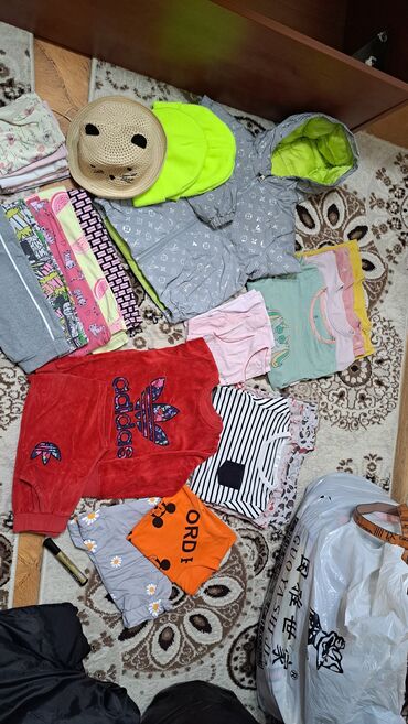 мурской кийим: Детские вещи-куртка отдам за символическую цену 150 сом за весь пакет