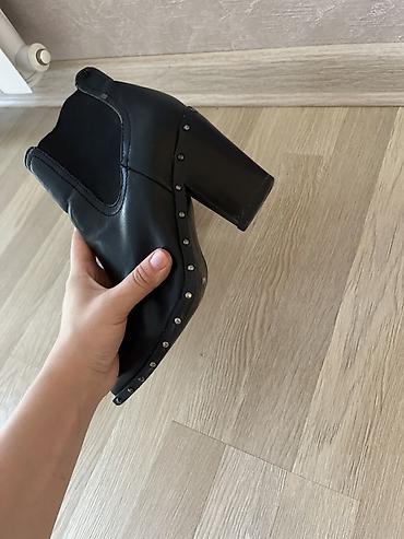 женские классические туфли на танкетке: Qadın üçün qara dəri ankle boots - Model: Chelsea tərzində qısa çəkmə — 2