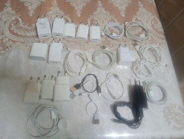 Гитары: Müxtəlif telefon və aksesuarlar üçün adapter və kabellər dəsti