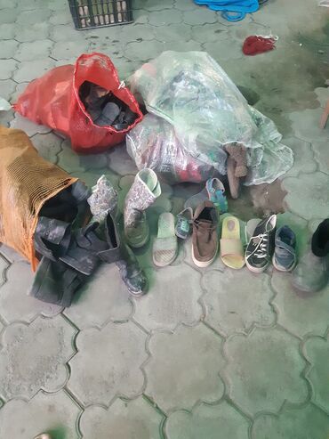 даром кровать: 4 мешки обуви для взрослых, подросток и деткие вещи, за 3 л Кока-Коллы