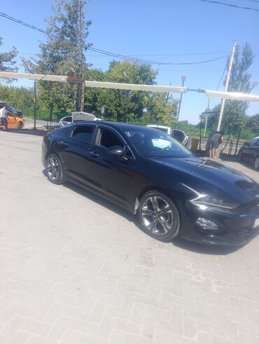 автомобиль на кредит: Элегантный седан Kia K5, выполненный в глубоком черном цвете