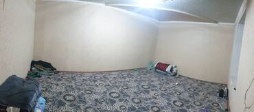 дом под слом: Сдаётся дом с большим двором. Описание: - Просторная комната с