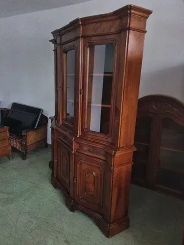 Stilske vitrine: Prelepa vitrina. Odlicno stanje. Visina 220cm Sirina 190 cm Dubina 45 na lalafo.rs — 11 Stilske vitrine: Prelepa vitrina. Odlicno stanje. Visina 220cm Sirina 190 cm Dubina 45 — 11