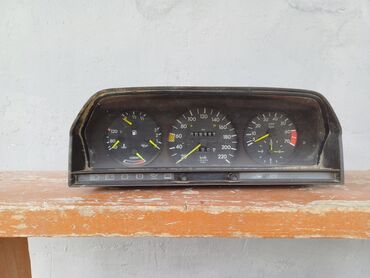 Filtrlər: Mercedes-Benz W124 modeli üçün nəzərdə tutulmuş cihaz paneli. Bu panel