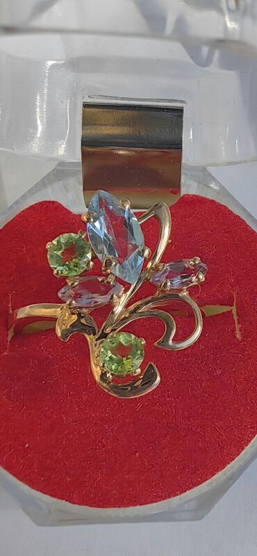 женское кольцо с бриллиантом: Продаю золотое кольцо Проба золота - 585 Вес кольца - 3.5 г
