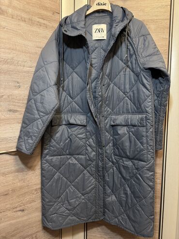 Демисезонные куртки: Легенькая куртка на весну и осень Zara. Размер 42-44-46. В новом почти