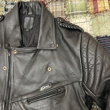 moto godekce: Dəbilqə düyməli motosiklet üslublu qara dəri gödəkçə. Razmer M,L, XL — 2