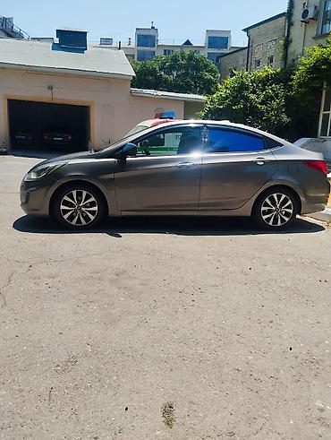 Hyundai: Hyundai Accent sedan - Kuzov: 4 qapılı sedan, boz rəng - Nömrə — 2