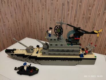 хозяйственная сумка на колесиках: Конструктор LEGO. Военный корабль. Длина модели 47 см, высота 28 см