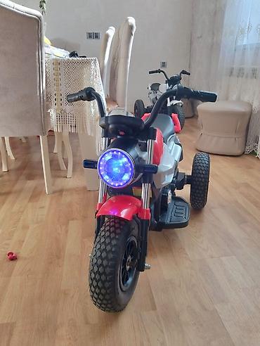 детский мотоцикл каталка: Uşaq elektrikli üçtəkərli motosiklet - Rəng: qırmızı-qara-ağ - Üç — 1