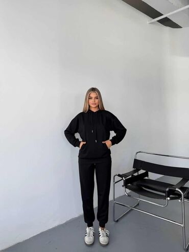 Gornji i donji deo: Komplet trenerka S M L XL 2XL Cena 3300 din — 18