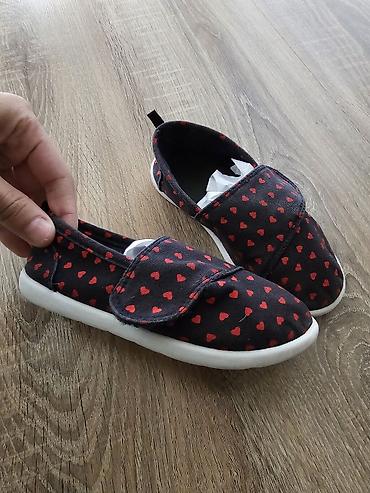 Uşaq ayaqqabıları: Uşaq ayaqqabısı – qara parça üstündə qırmızı ürək naxışlı slip-on — 2