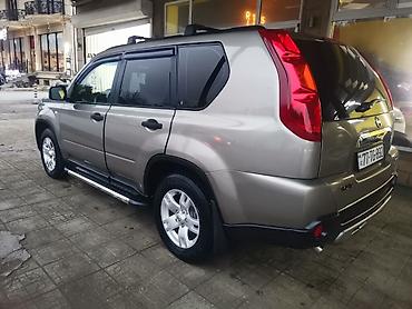 jetta 2008: Nissan X-Trail model avtomobili. Açıq qəhvəyi rəngdə, dam relsləri ilə — 10