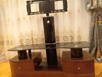 стеклянный стол офисный: Televizor altlığı təcili satışdadır. Yalnız ciddi fikirrəşənlər