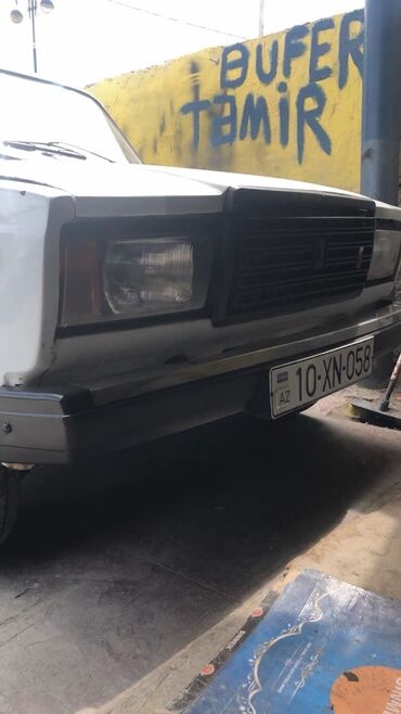 VAZ (LADA): Ağ rəngli Lada 2107 sedan avtomobili. Avtomobilin ön hissəsində qara