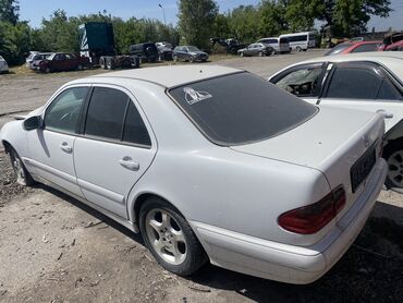 аварийный автомобиль: Mercedes-Benz E-Class: 1999 г., 2 л, Механика, Бензин, Седан