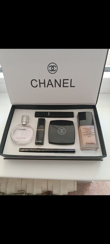 Косметика: Подарочный набор косметики Chanel. Включает в себя туалетную воду