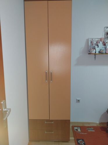 nameštaj po meri – sofe: Dvokrilni ormar sa dve fioke u donjem delu. Unutrašnjost ormara sadrži