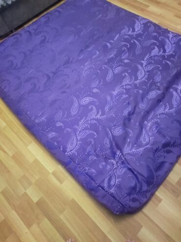 Matraslar: Yun taxt döşəyi Bənövşəyi rəngdə, "paisley" naxışlı matras. Geniş