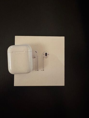 iphone qulaqcıq: Airpods 2 original. Şarj saxlama müddeti eladı. Özüm işletmişem