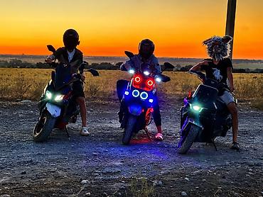 devo tiko: Скутер тюнингованный, класс 50–125 см³ (визуально формат «SUV/ADV») — 1