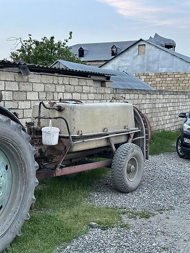 qoşqusu olan avtomobil: 2 si bir yerde idayl vezyitde satlırMavi rəngli təkərli traktor və — 5