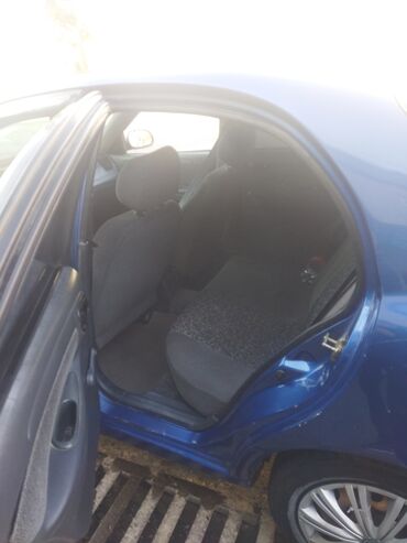 Другие автомобили: Седан синего цвета, компактный и экономичный. Кузов 4‑дверный — 6