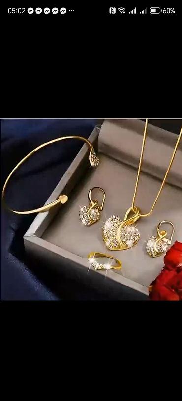 Setovi nakita: Komplet nakita – zlatna boja, motiv srca Sadrži: - Ogrlicu sa — 1