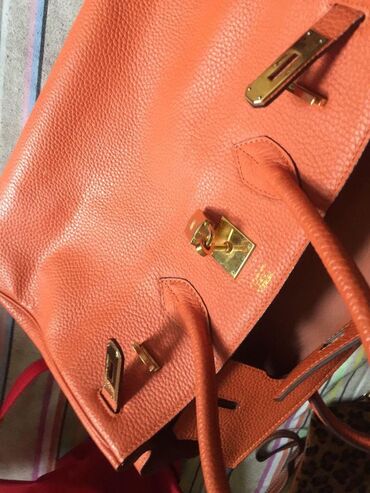 сумка доя ноутбука: Дамская Сумка фирменная бренда Гермес цвет оранжевый, удобная и