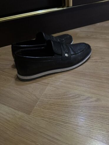 Krasofkalar və idman ayaqqabıları: Kişi mokasinləri – qara rəngdə - Material: dərini xatırladan