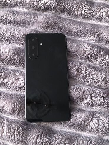 телефон fly iq4514 evo mobi 4: Qara rəngdə smartfon - Arxa panel: parlaq qara səth, sol yuxarı